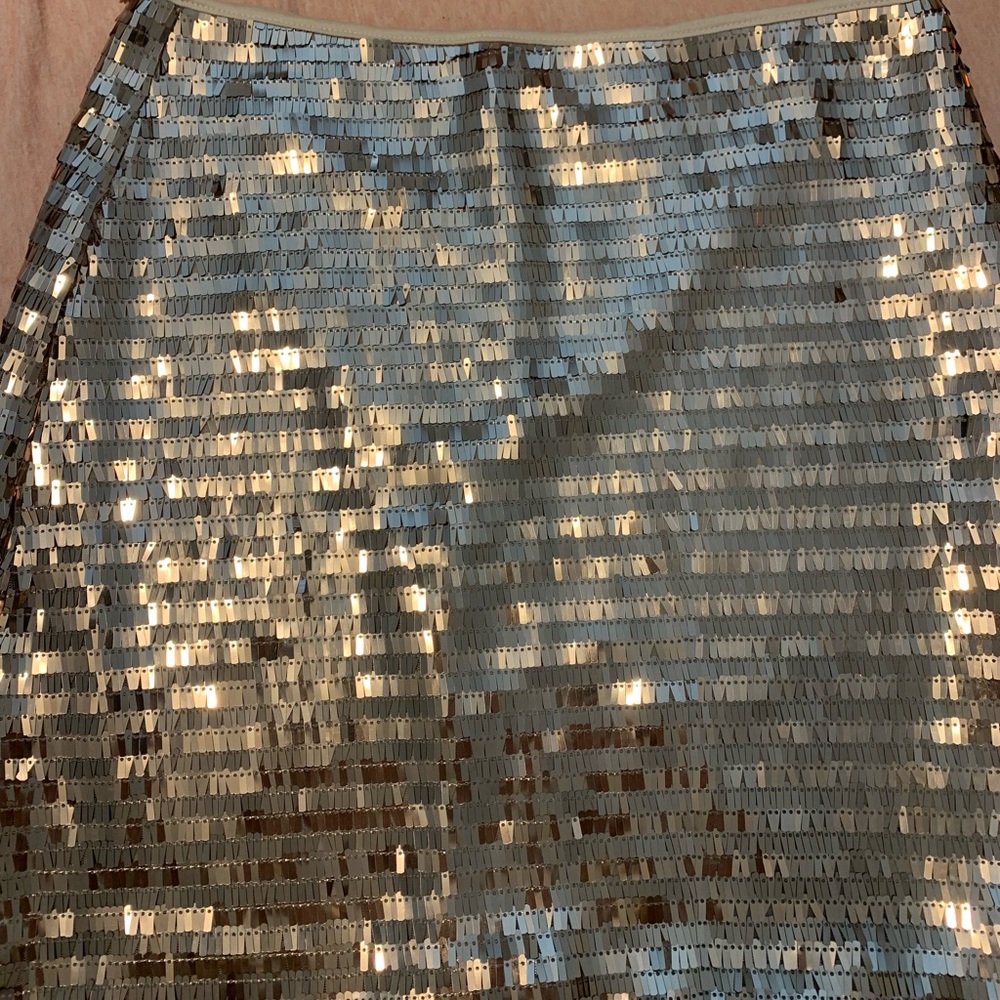Very cute rose gold sequin skirt size small. Worn ONCE!!